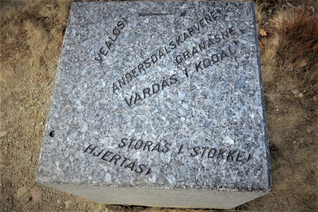 UTSIKT FRA MOKOLLENS SØNDRE TOPP