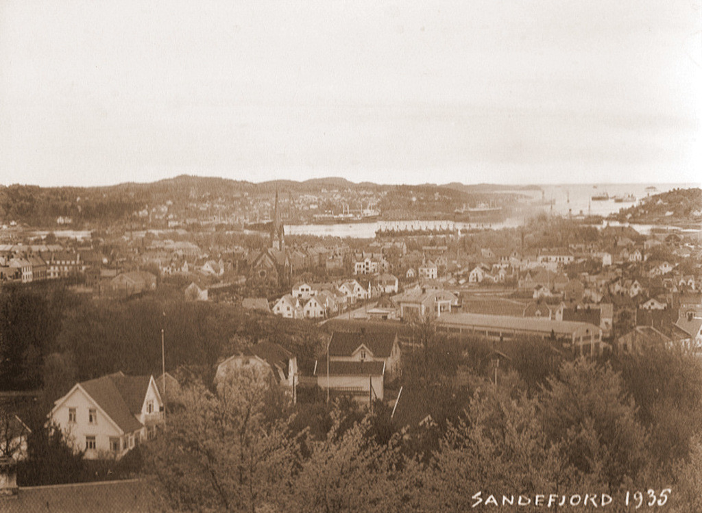 UTSIKT FRA MOKOLLENS SØNDRE TOPP