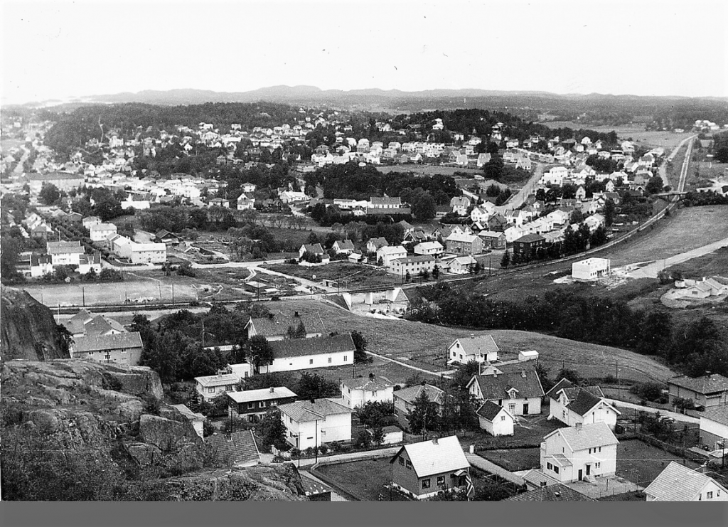 UTSIKT FRA MOKOLLENS SØNDRE TOPP