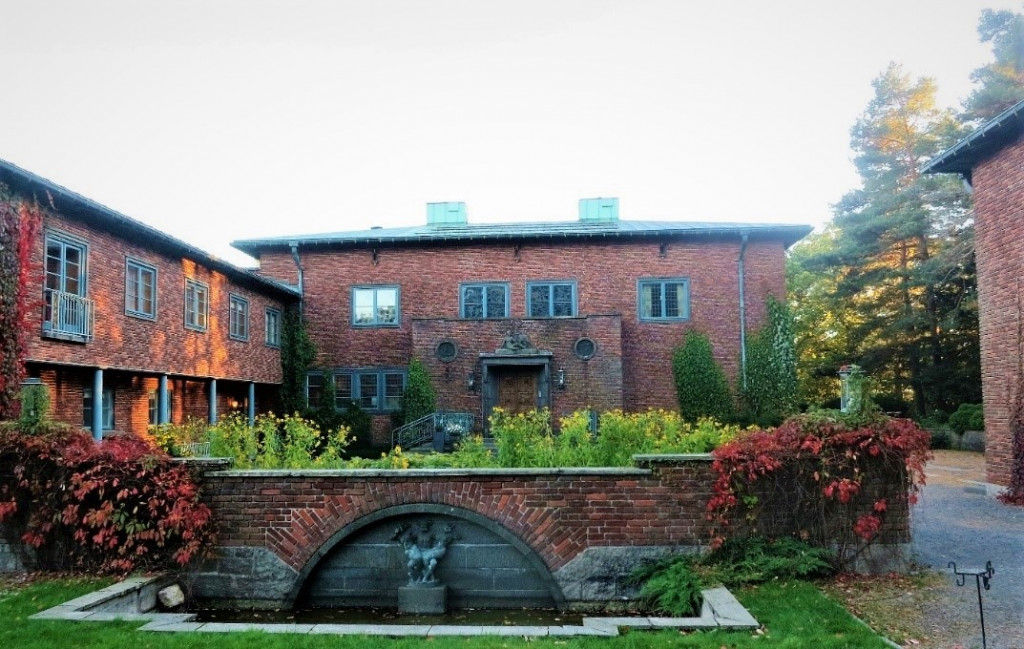 VILLA MIDTÅS - HOVEDINNGANG OG FASADE