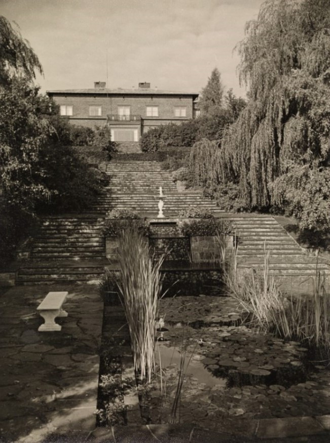 VILLA MIDTÅS - FRA HAGEN I SØR