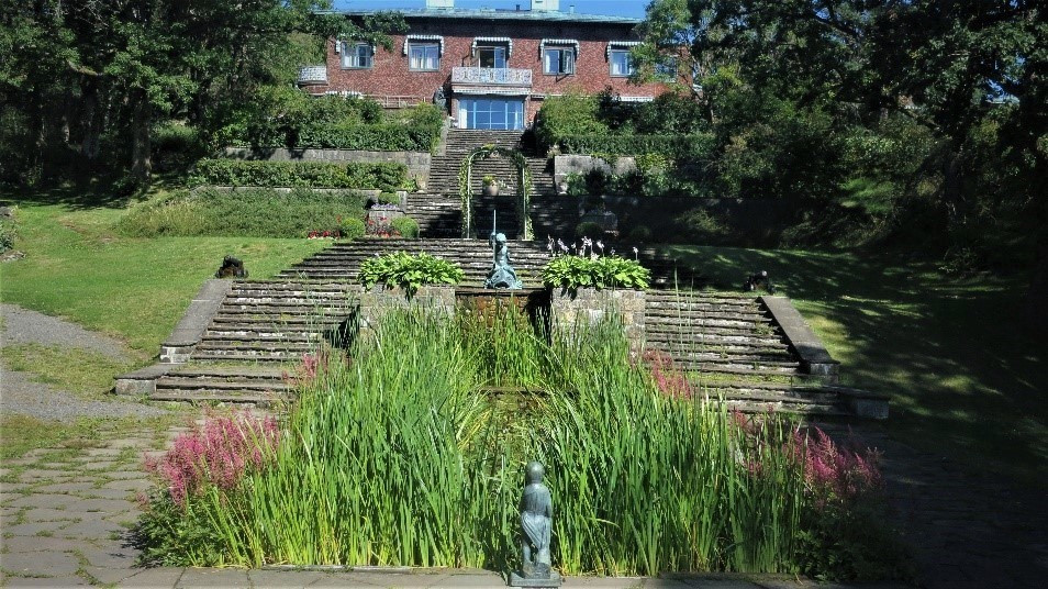 VILLA MIDTÅS - FRA HAGEN I SØR