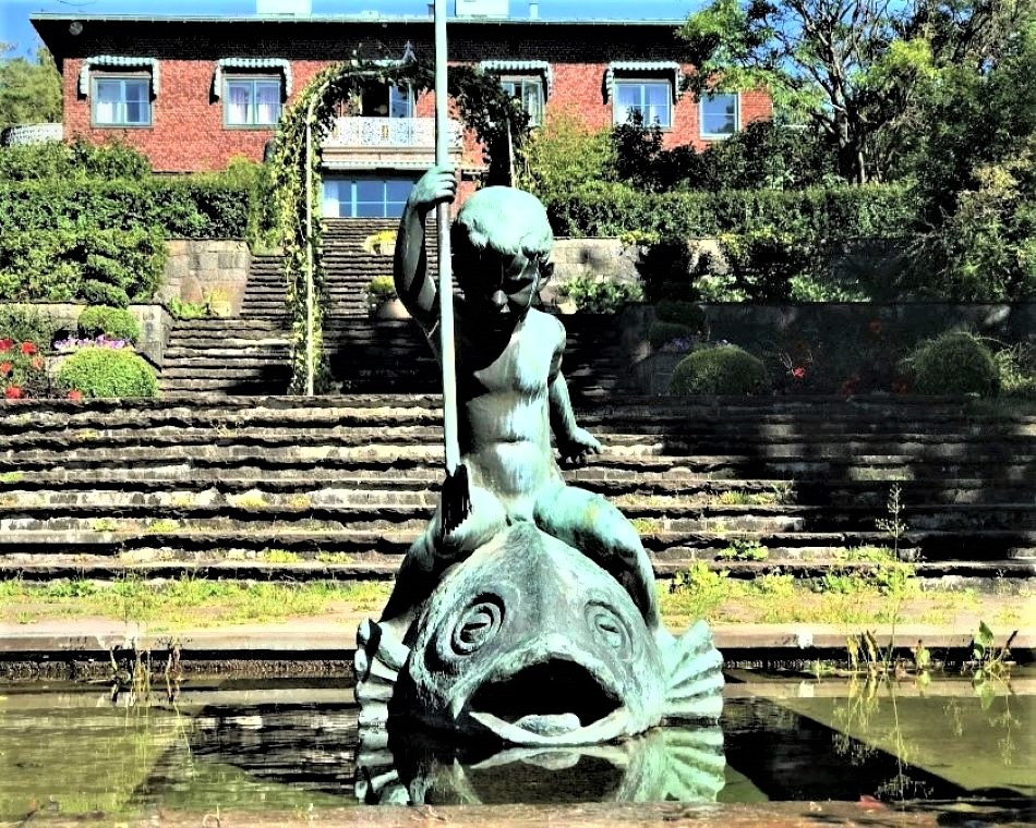VILLA MIDTÅS - FRA HAGEN I SØR