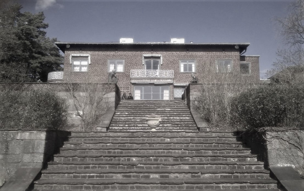 VILLA MIDTÅS - FRA HAGEN I SØR