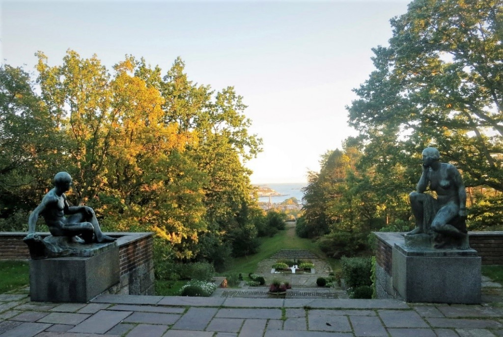 VILLA MIDTÅS - UTSIKT MOT HAGEN OG FJORDEN