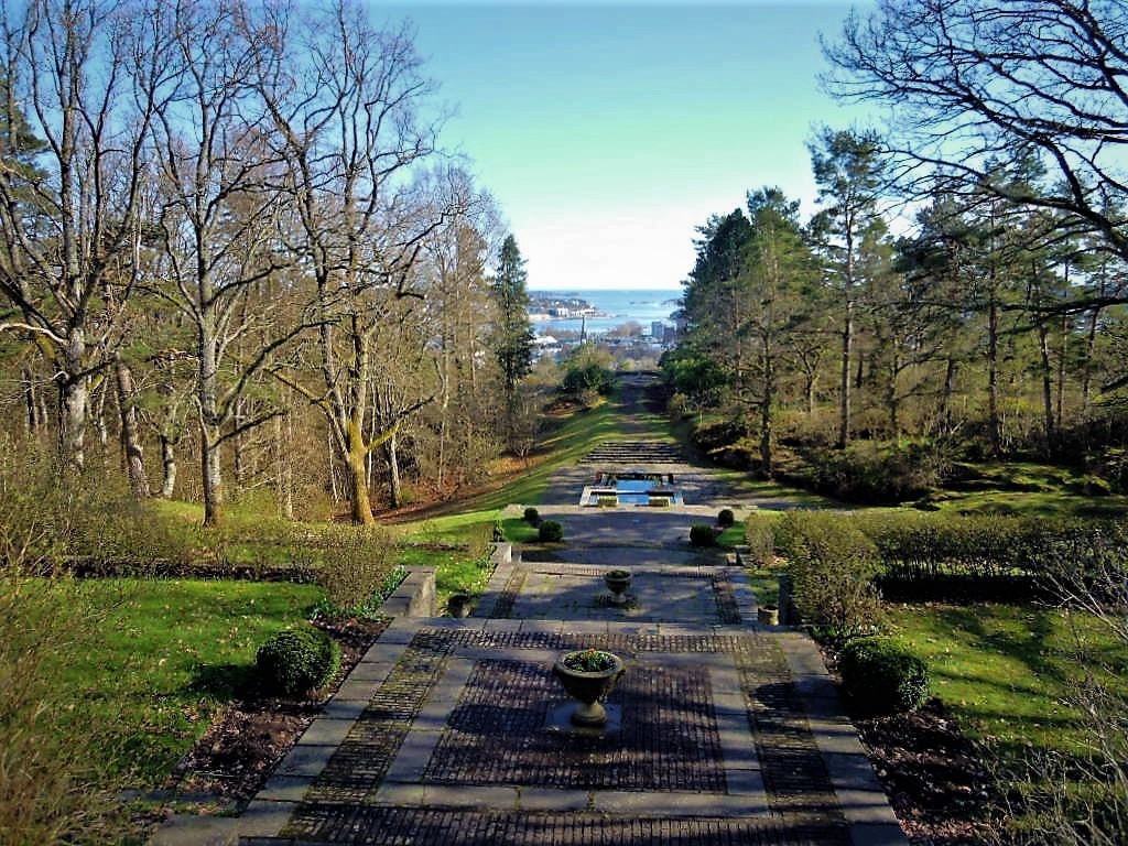 VILLA MIDTÅS -UTSIKT MOT HAGEN OG FJORDEN