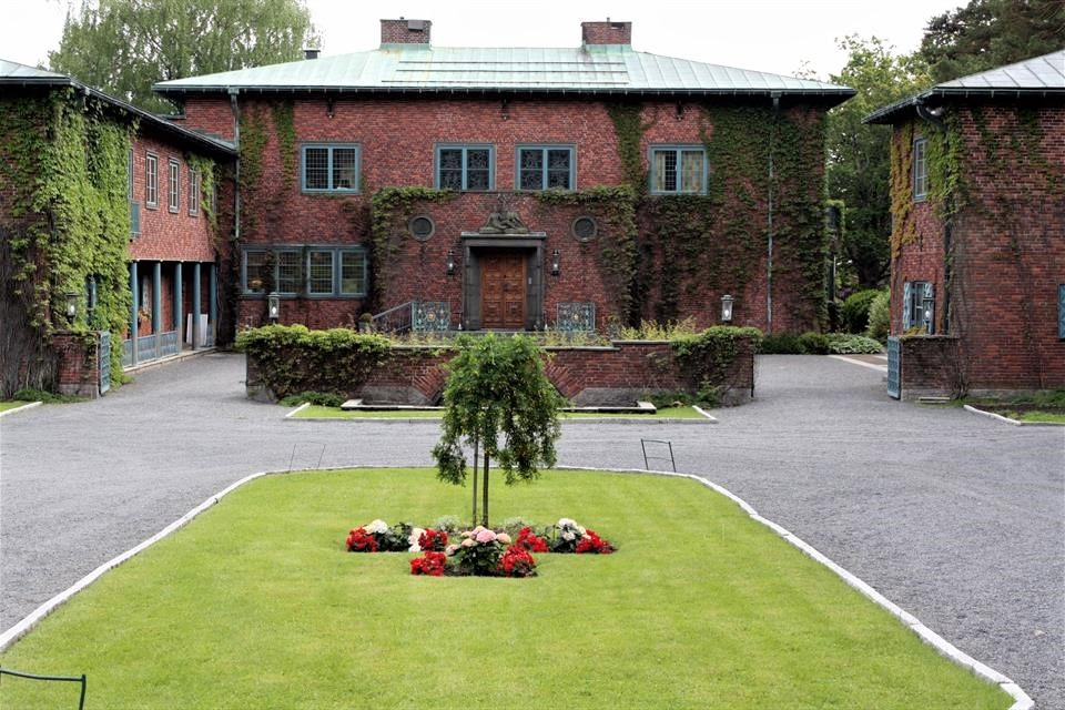 VILLA MIDTÅS - HOVEDINNGANG OG FASADE