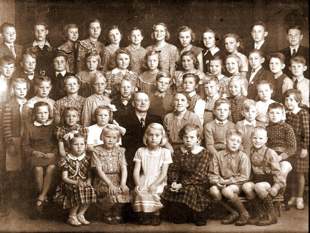 43.	From skole – Klassebilde 1950/51