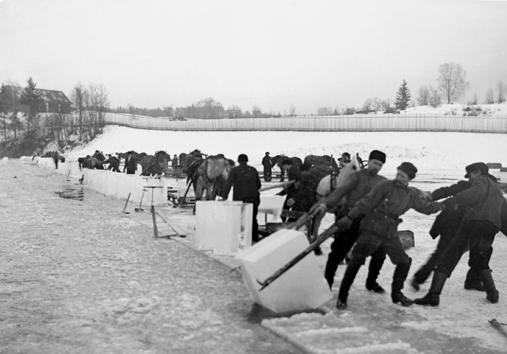 Isdrift -isblokker dras på land