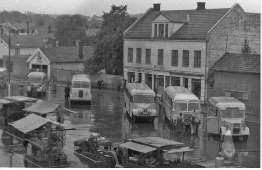 Til høyre for Pakkesentralen på Aagaards Plass