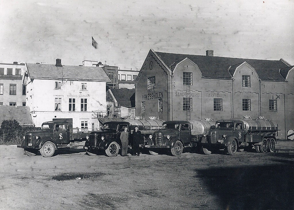 Overlevering av nye lastebiler fra A/S Bil-Service på Brygga