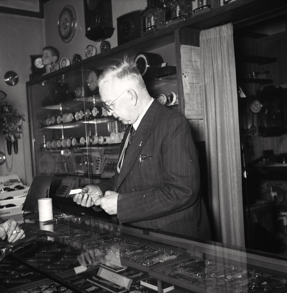 Urmaker Endre Lind bak disken