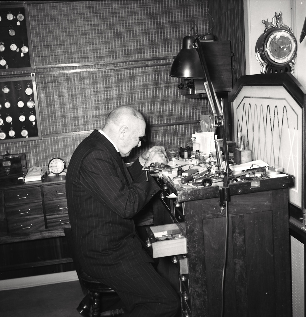 Urmaker Endre Lind i arbeid