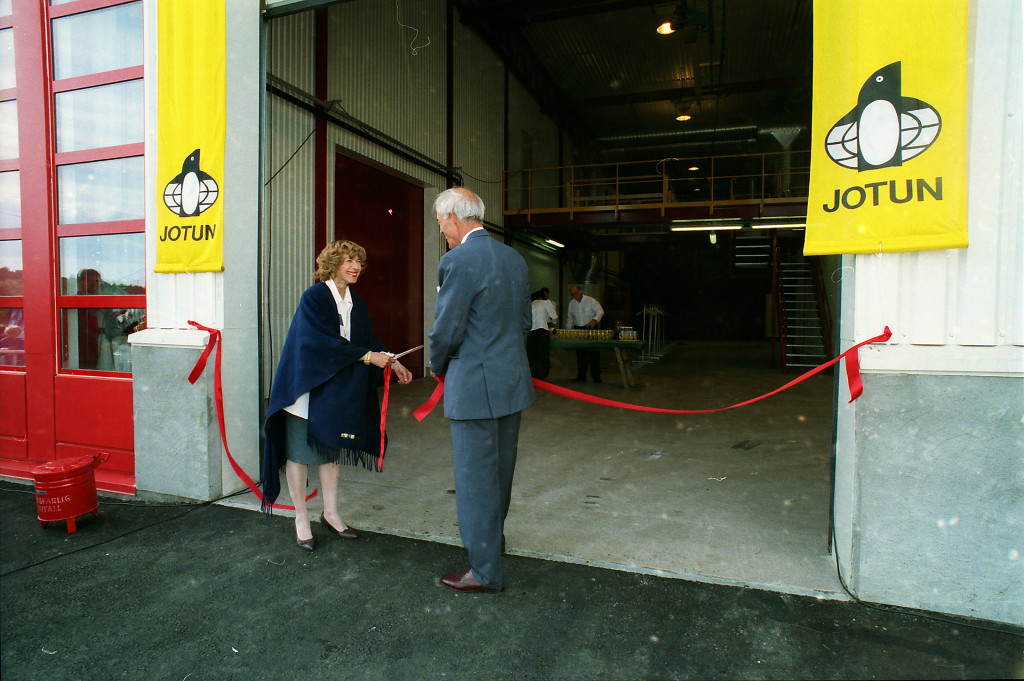 Fylkesmann Mona Røkke og Odd Gleditch Jr. Fra innvielsen av malingfabrikken på Vindal i august 1991
