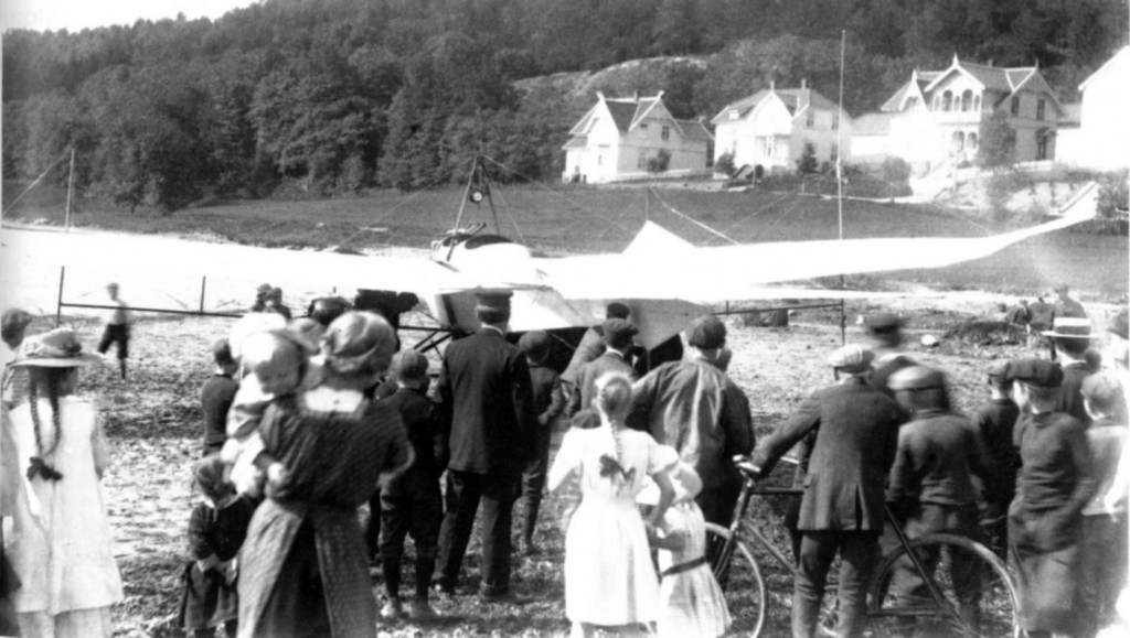 Folkeansamling da det første flyet landet i Sandefjord