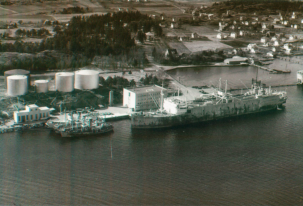 Thorøya med kokeriet Thorshammer til kai