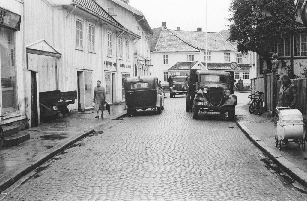 Trafikkuhell utenfor Sørensens Fargehandel