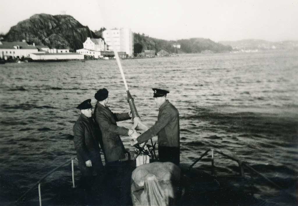 Brannbåten Sprøyt under øvelse i fjorden