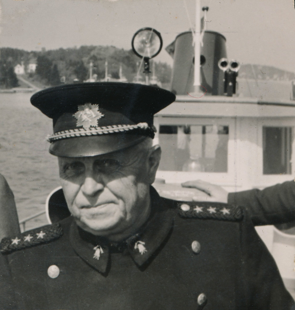 Brannsjefen ombord i brannbåten Sprøyt.