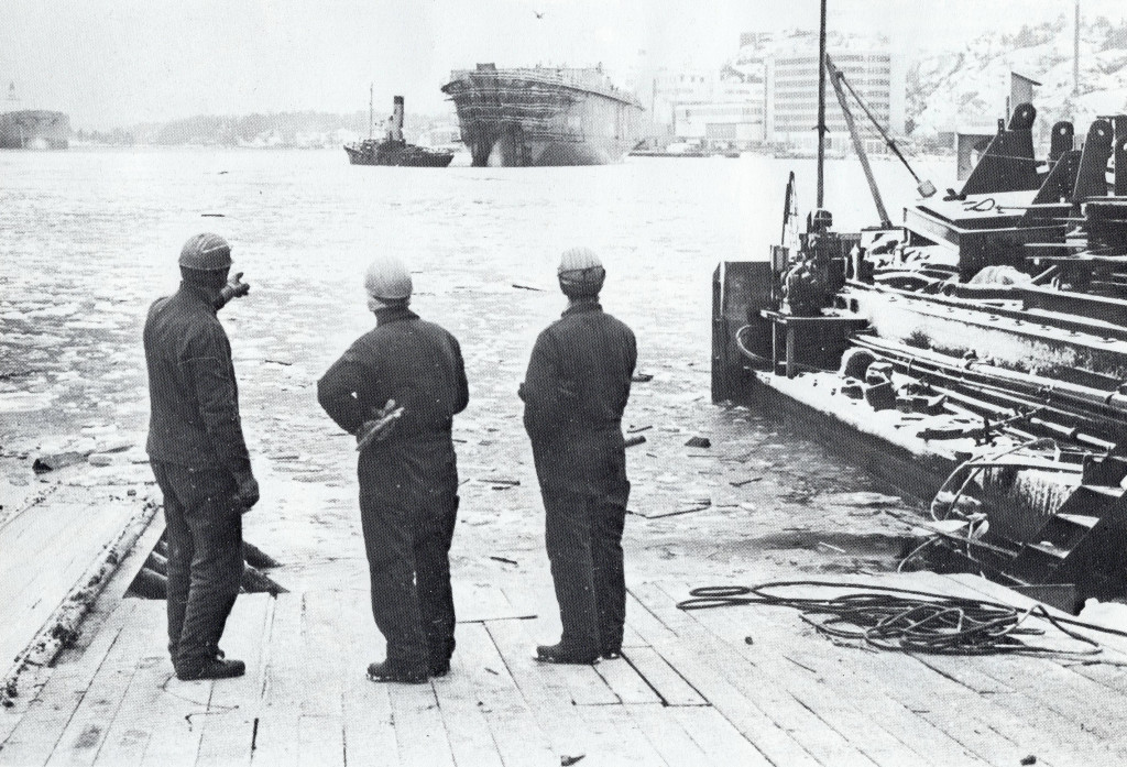 Stabelavløpet gikk greit, bare taubåten får stanset skipet før...