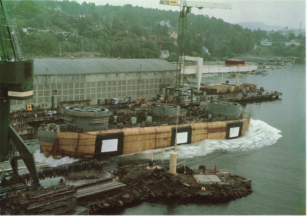 Pontong til en boreplatform fosser ut i sjøen